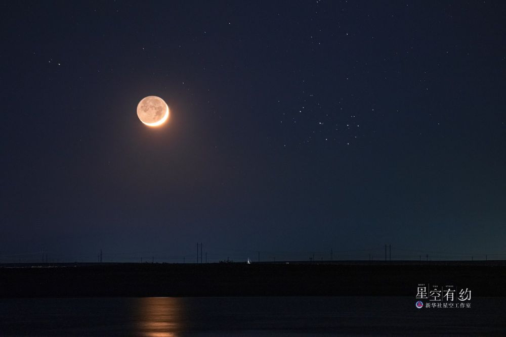 戴建峰2023年4月22日在新疆克拉玛依拍摄的昴星团伴月 