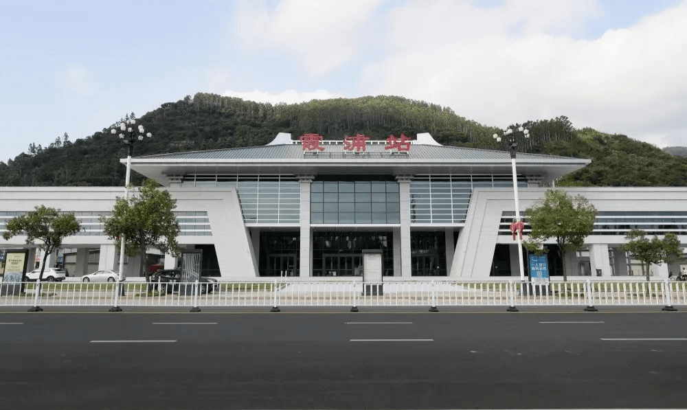 改造后的霞浦站站房正面图