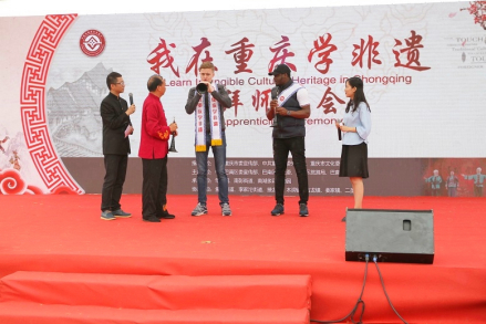 外国友人学习接龙吹打