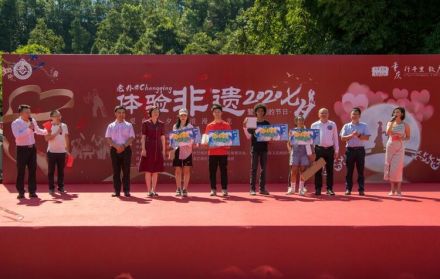 自力村学习非遗文化