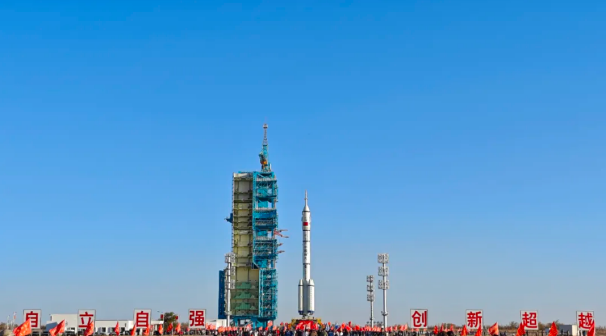 神舟十九号与长征二号F遥十九运载火箭组合体已转运至发射区