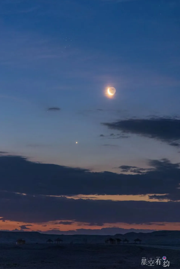 2022年6月26日在新疆哈密大海道拍摄的月伴昴星团