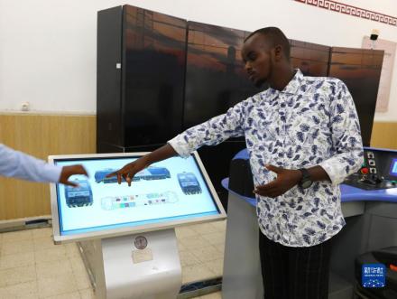 学生在鲁班工坊使用电子触摸屏 