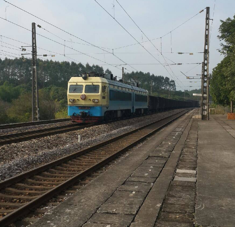 长泰站列车进站