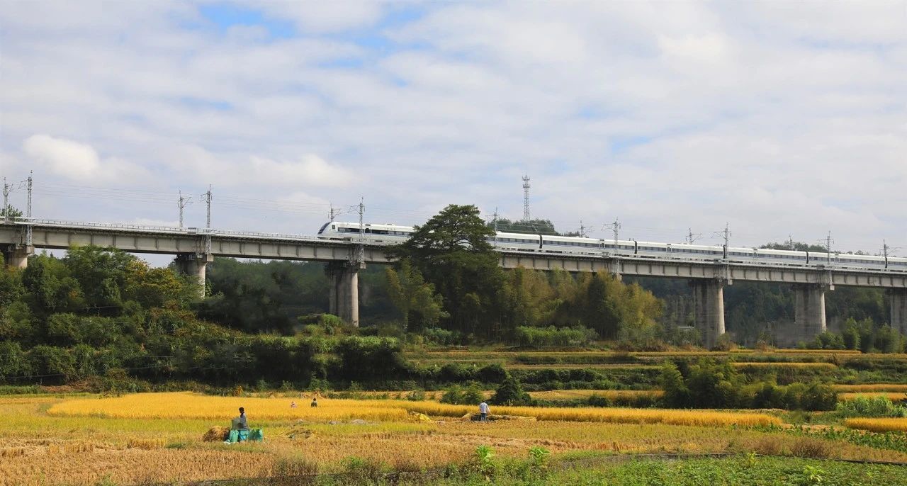 动车即将驶入冠豸山南站