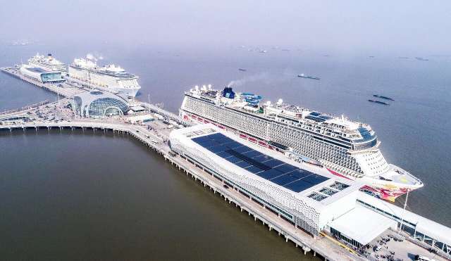 三艘邮轮同时停靠上海吴淞口国际邮轮港 