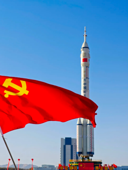 神舟十九号与长征二号F遥十九运载火箭组合体已转运至发射区