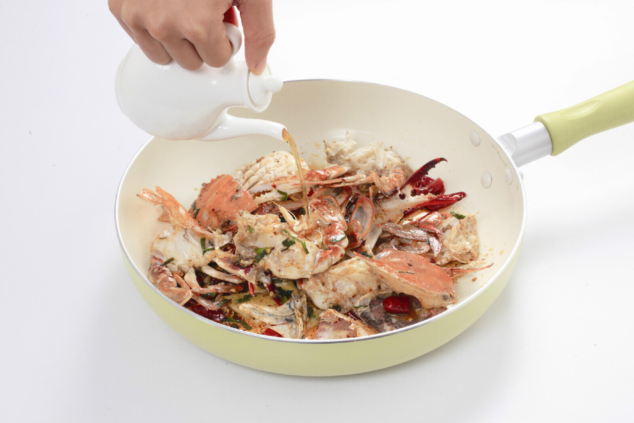 .放盐、白糖和料酒继续翻炒3 分钟左右，最后放葱花炒匀即可。