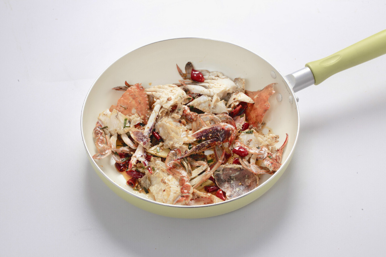 .放麻辣烫底料，小火煸香，放入梭子蟹转大火炒2 分钟。