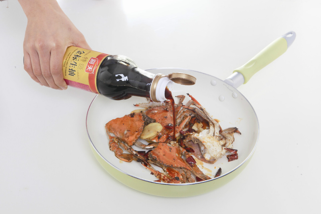 后放生抽、海鲜酱炒匀。