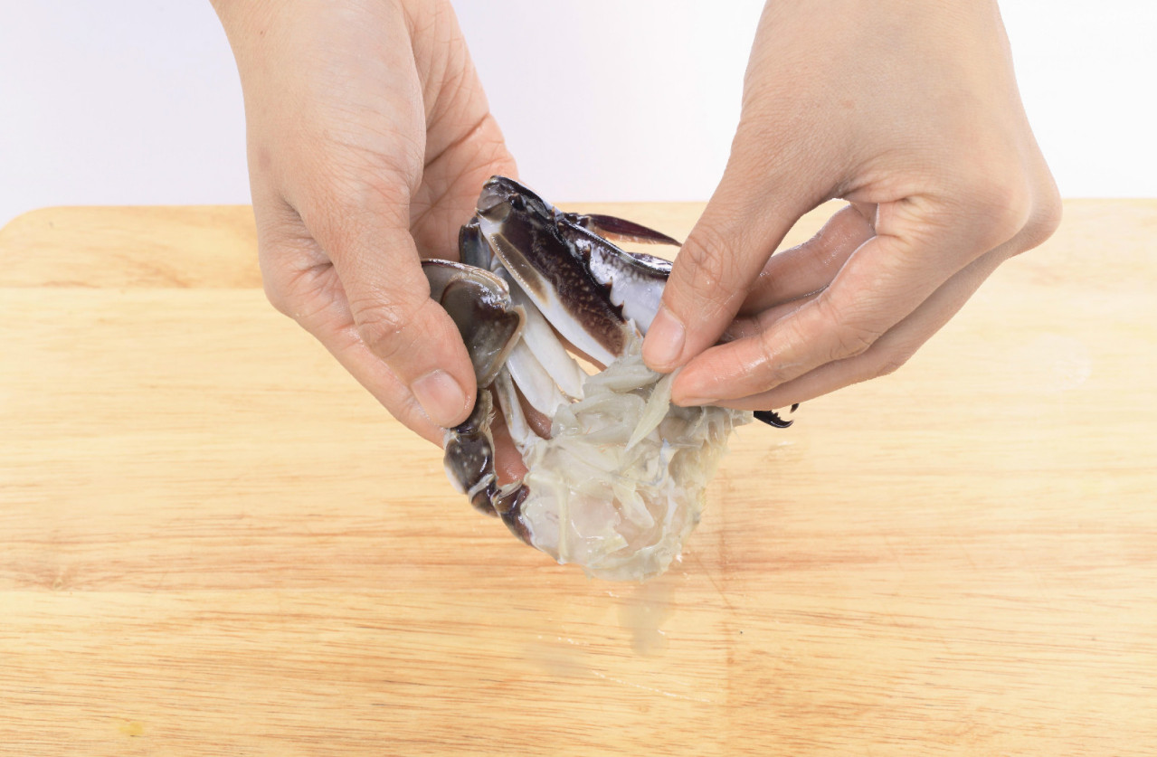 除鳃白及毛边后洗净斩件