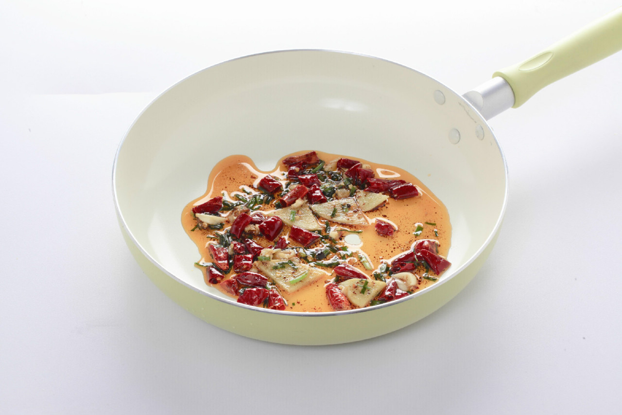 .锅中放油，爆香蒜瓣、姜片、干辣椒