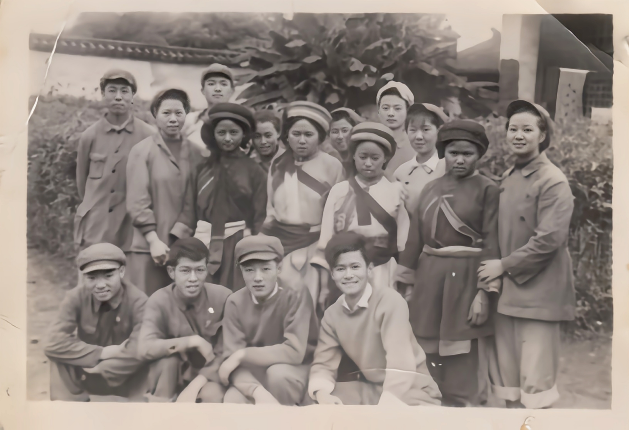 1950年，与张苛、郭淑珍等同志在云南圭山彝族地区