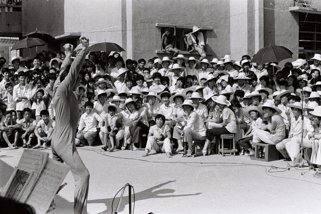 1984年，游本昌为工人表演哑剧小品《淋浴》