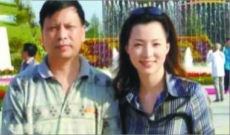 早年的董卿与爸爸的合影