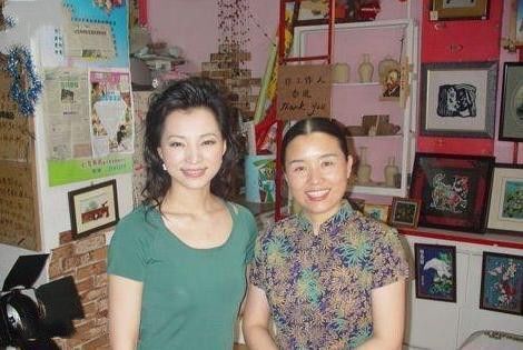 早年的董卿与妈妈的合影