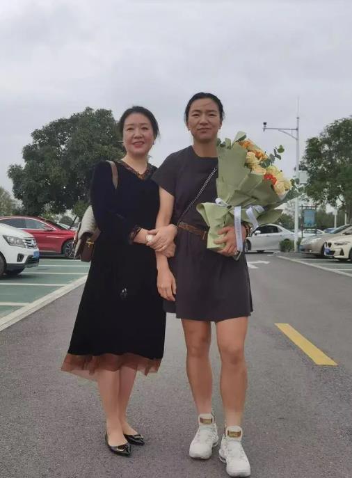 陈可怡（右一）和妈妈