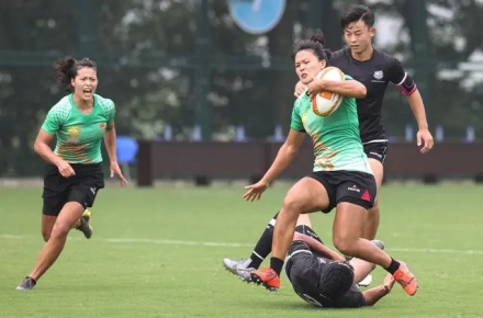 7月8日，中国女子橄榄球队球员谷瑶瑶（右前）在比赛中进攻