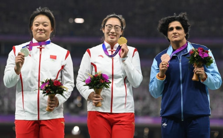 西玛·普尼亚（右）在杭州第19届亚运会颁奖仪式上 