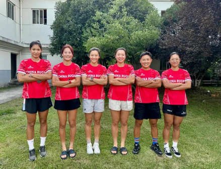 窦欣蓉（左二）入选中国女子橄榄球队巴黎奥运阵容