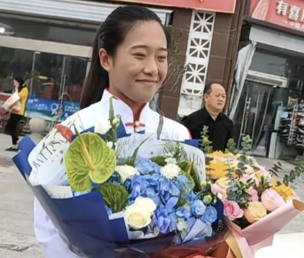 亚运会结束后，胡宇返程接过鲜花