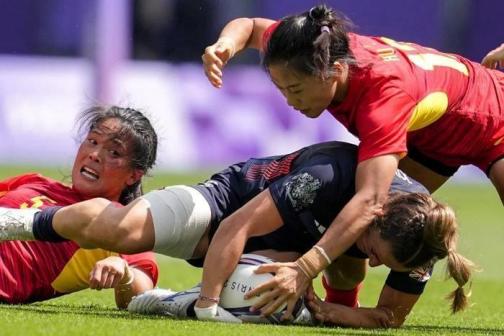 谷瑶瑶（左）在拼抢中