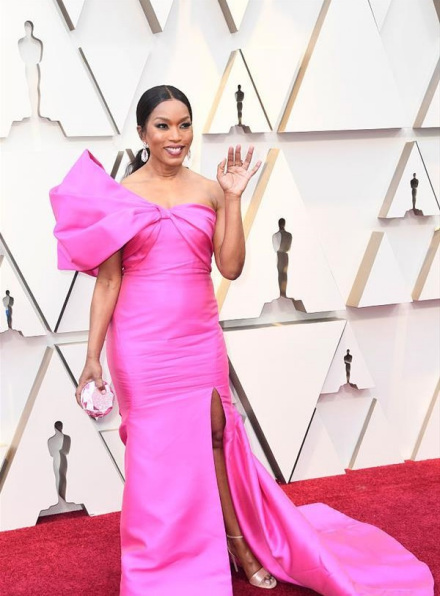 出席颁奖活动照