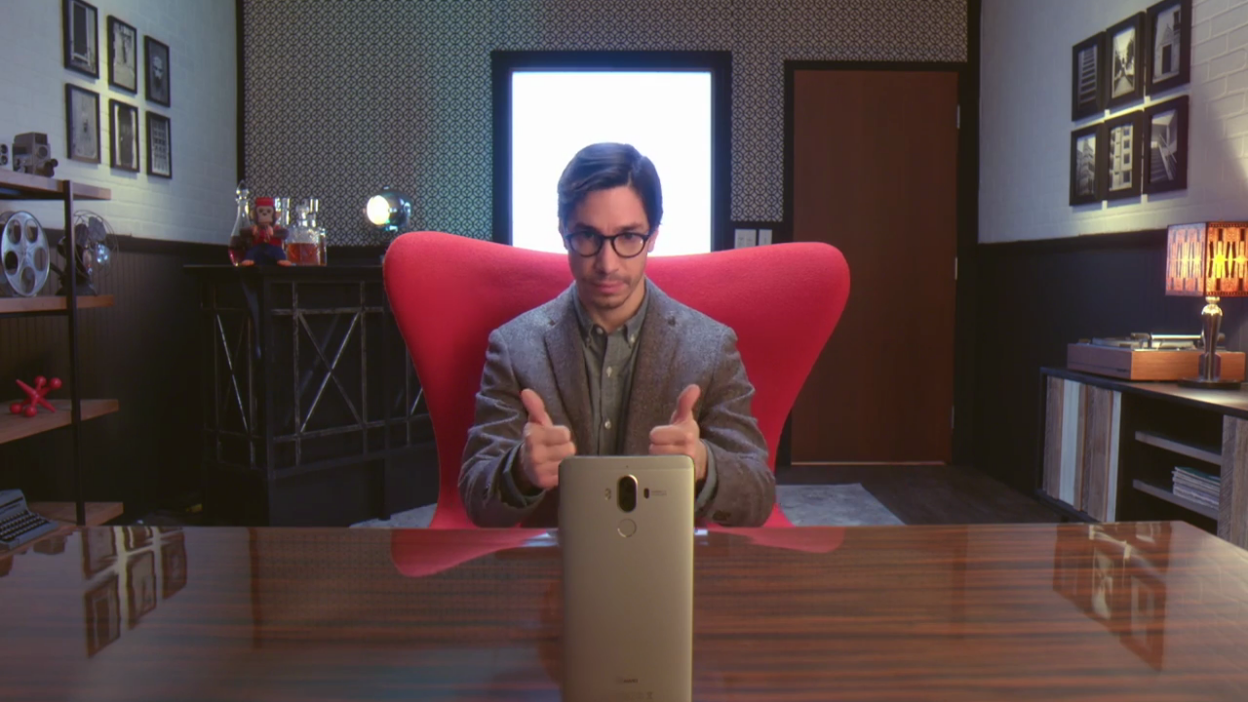 贾斯汀·朗在华为广告短片“The Interview”的片段 