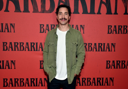 贾斯汀·朗参演的惊悚片《野蛮人》