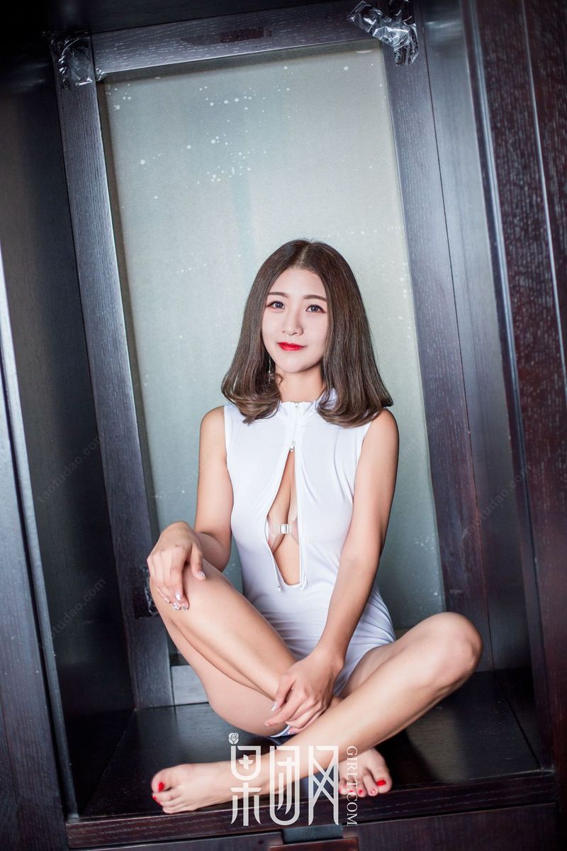 果团网性感女神七月Julie女仆装开胸连体衣修长美腿写真 果团网性感女神七月Julie女仆装开胸连体衣修长美腿写真