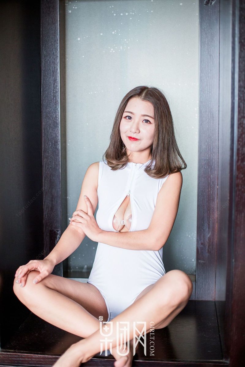 果团网性感女神七月Julie女仆装开胸连体衣修长美腿写真 果团网性感女神七月Julie女仆装开胸连体衣修长美腿写真
