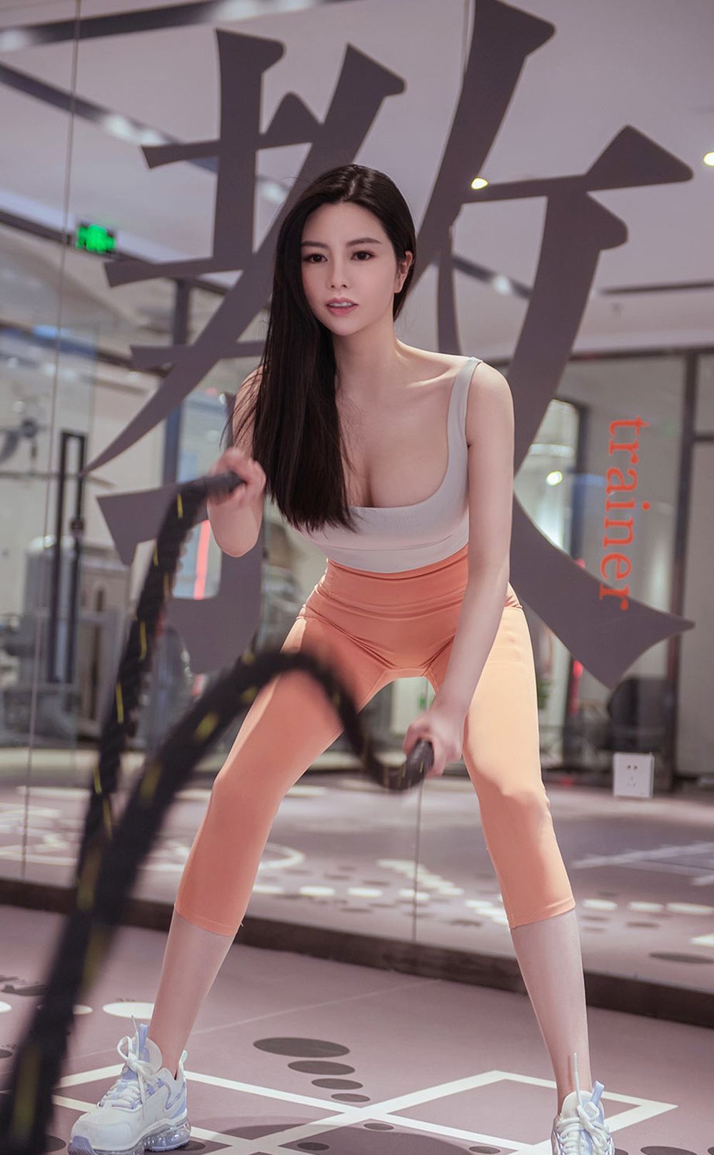 美女模特娜露Selena健身房高温运动主题性感写真 美女模特娜露Selena健身房高温运动主题性感写真
