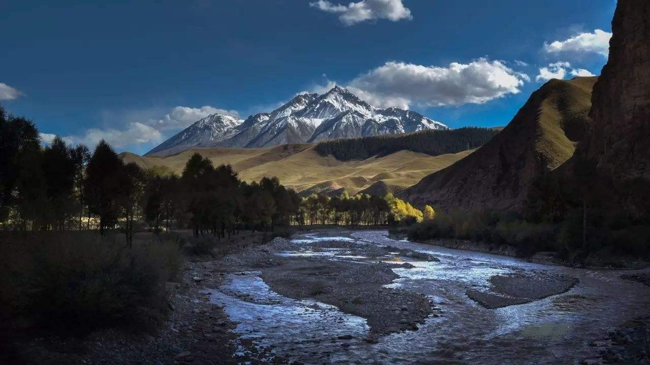 穿行在祁连山正义峡中的黑河