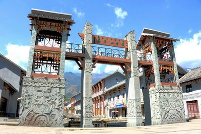 彝寨正寨门 