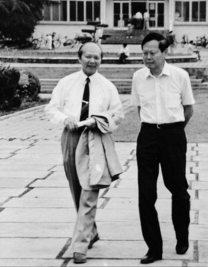 1993年谷超豪与杨振宁在中国科大校园