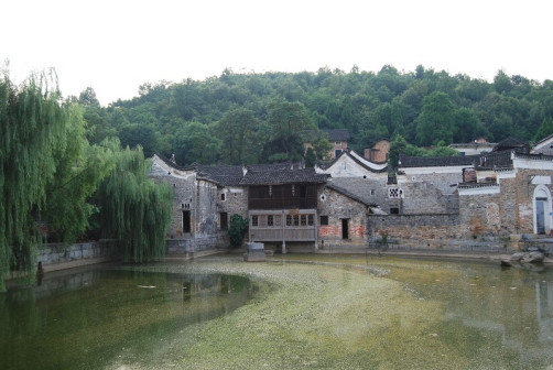 龙家大院。