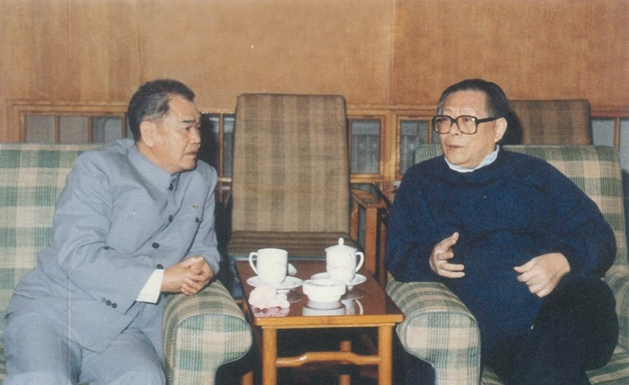 1989年，江泽民同志与毛致用同志在一起 
