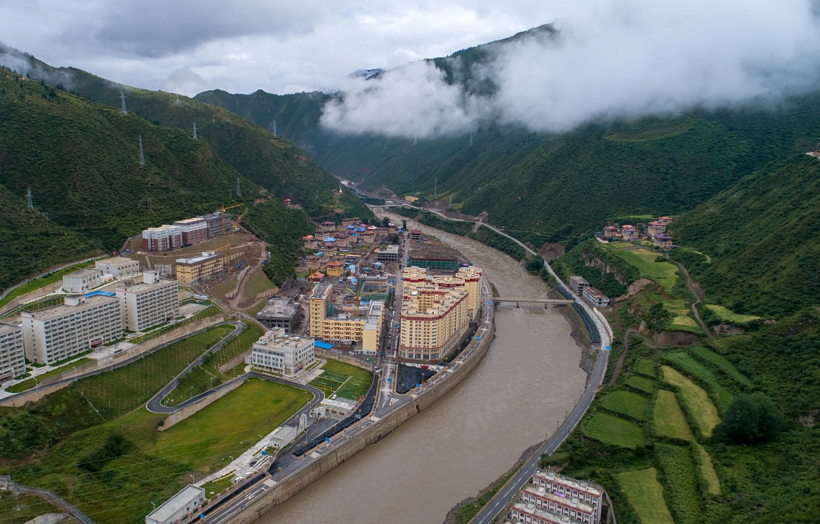 雅砻江四川新龙县城段