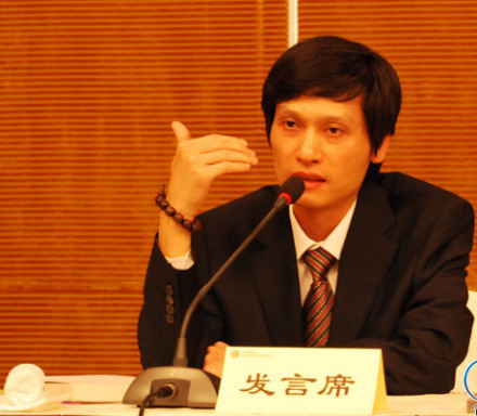 木雕大师李凤强在高峰论坛上发言交流 