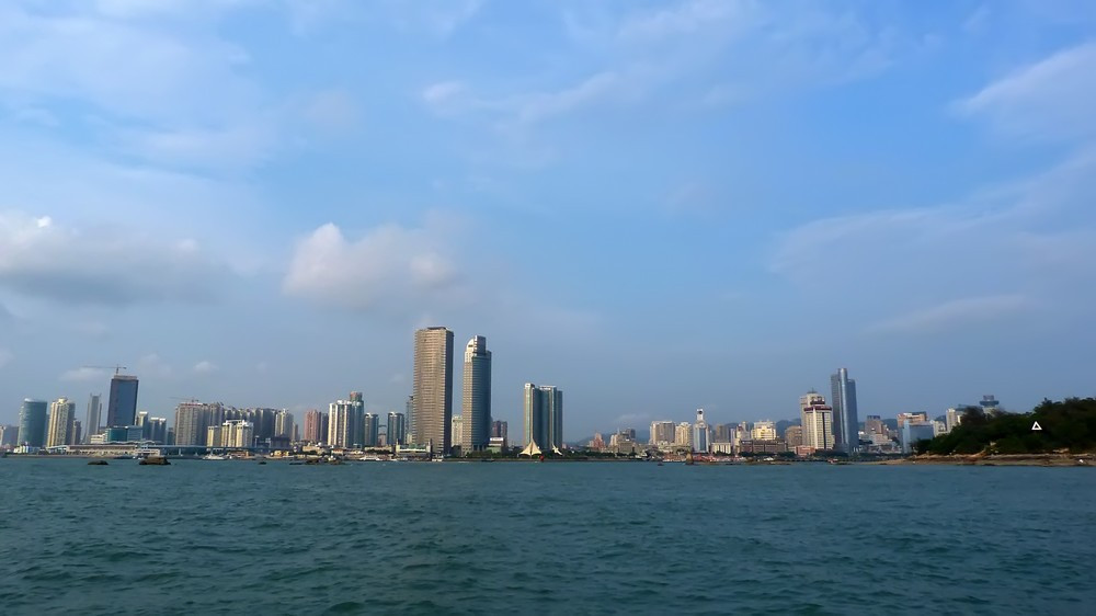 厦门湾北岸的厦门市区
