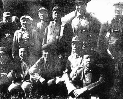 邓小平和刘伯承等飞回太行山前线机场合影(1945)