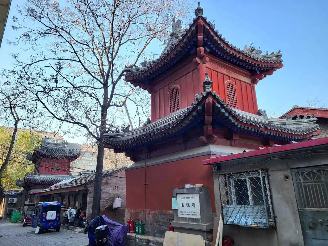 钟楼（近）和鼓楼（远）