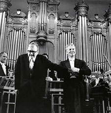 1969年，肖斯塔科维奇和卡拉扬在演出中
