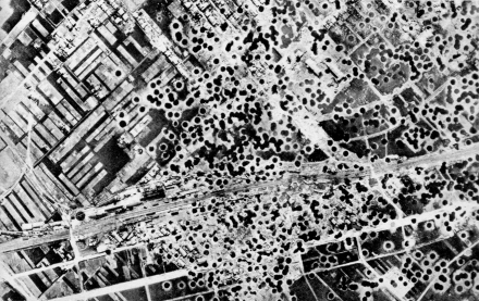 东京大轰炸地面密布的弹坑