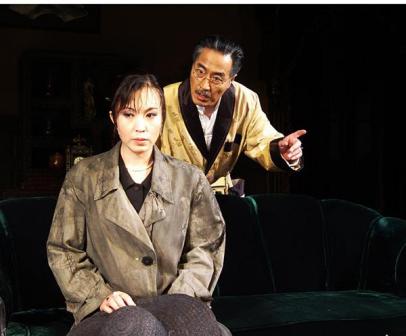 《雷雨》剧照(摄于2004年),杨立新饰周朴园(右一)。