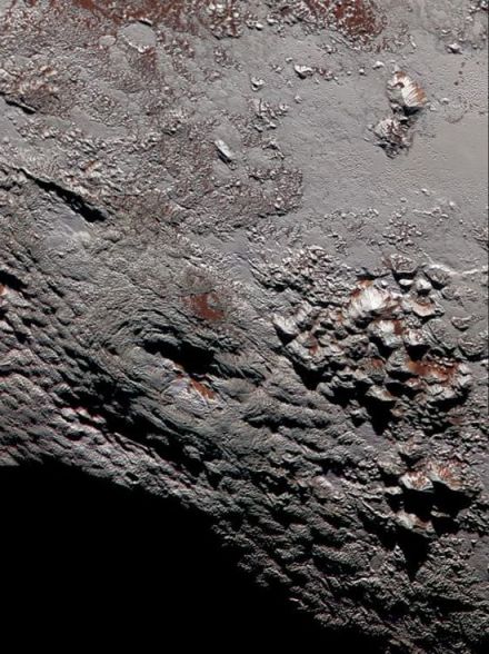 冥王星的两处疑似冰火山