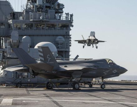 F-35B联合攻击战斗机垂直起降