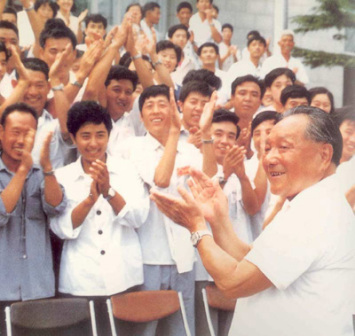 邓小平（右1）在大连会见各界代表（1983年）