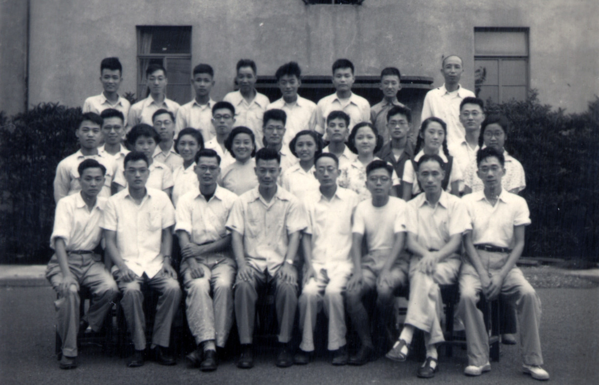 冶陶所窑业组工作人员在棉纺织馆前（1956）