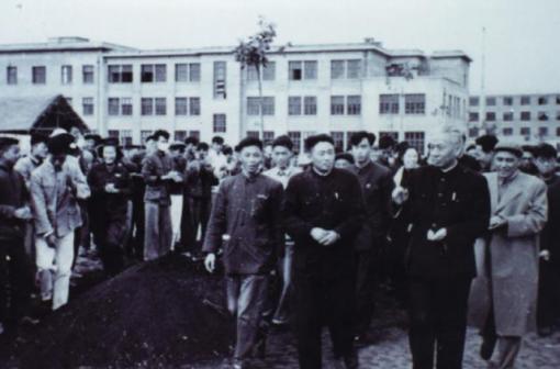 1958年10月19日刘少奇视察合肥工业大学